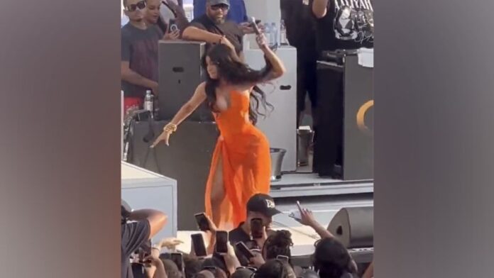 230730112834-cardi-b-throw-microphone.jpg