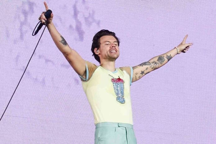 Harry-Styles-perth-drink-01-022023-57ba3ff599044d71a276a1e73b6d5187.jpg