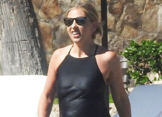 Sarah Michelle Gellar Rocks Black Swimsuit In Italy: Photos – Hollywood Life