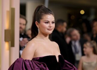 Selena Gomez Shares Gorgeous Swimsuit Photos and a ‘Randemz’ Gallery