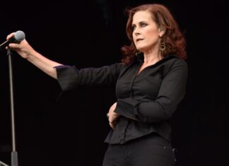 Alison Moyet Graduates With First-Class Degree In Fine Art