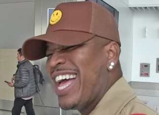 Ne-Yo Enjoying Single Life, Holding Hands with 2 Women in Miami