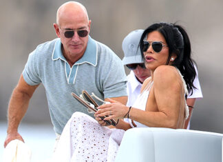 Jeff Bezos Seen Kissing Lauren Sanchez On Yacht In Italy: Photos – Hollywood Life