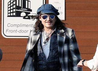 Johnny Depp Smiles While Using A Cane Due To Fractured Ankle: Photo – Hollywood Life