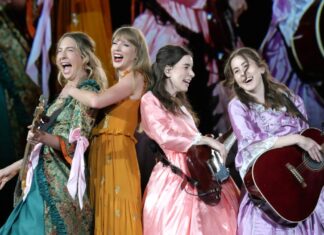 Haim Joins Taylor Swift on Stage Dressed Up as ‘Bejeweled’ Stepsisters for ‘No Body, No Crime’