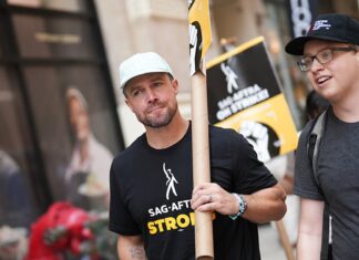 'Arrow' Star Stephen Amell Joins Picket Line After Controversial Comments