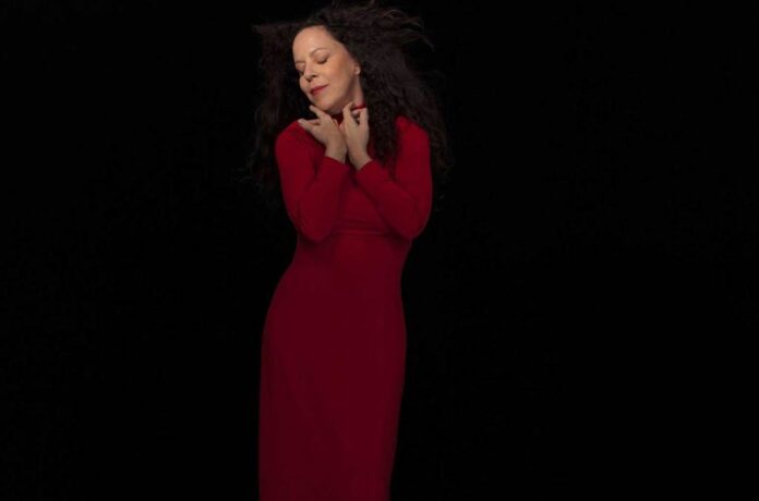 Bebel-Gilberto-cr-Bob-Wolfensen-press-2023-billboard-1548.jpg