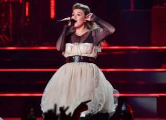 Kelly Clarkson duets with daughter, brings son on stage at Vegas show