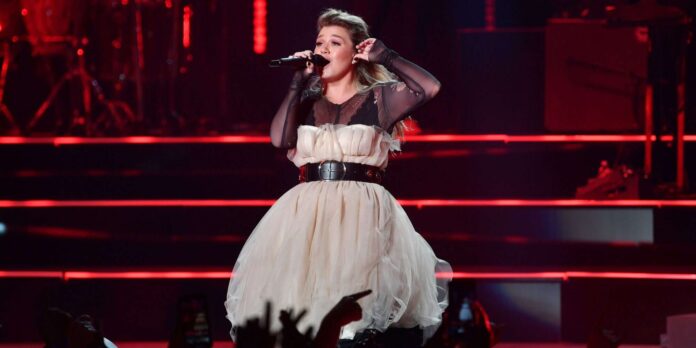 Kelly-Clarkson-081923-2000.jpg