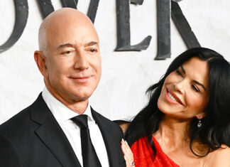 Jeff Bezos & Lauren Sanchez On Yacht: Photos – Hollywood Life