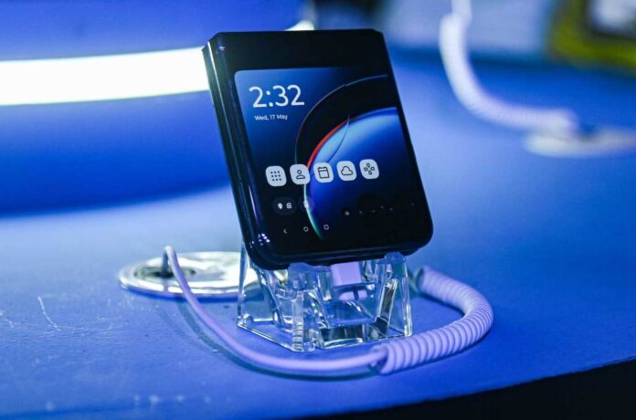 Motorola-Razr-Flip-billboard-1548.jpg