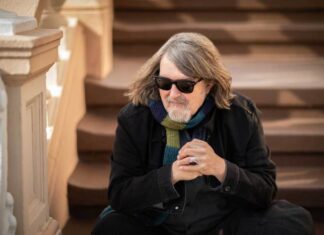 Why Peter Case Has Toured Solo for Decades: Behind the Setlist Podcast