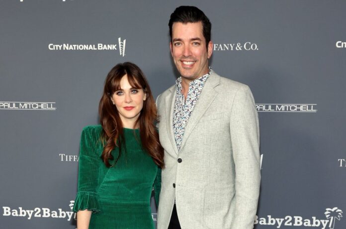 Zooey-Deschanel-and-Jonathan-Silver-Scott-nov-2021-billboard-1548.jpg