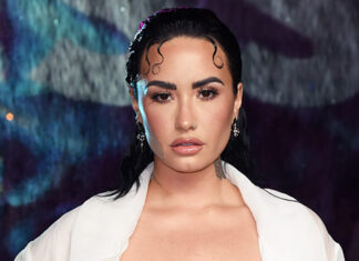 Demi Lovato Rocks Black Swimsuit In New Gorgeous Mirror Selfie – Hollywood Life