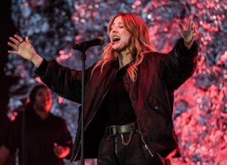 Ellie Goulding Assures Fans ‘Face Is Intact’ After Near-Miss With Pyro During Concert