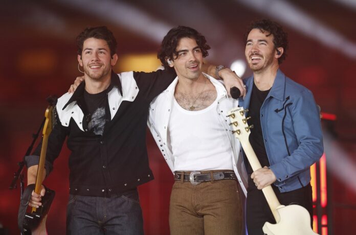 jonas-brothers-live-2022-b-billboard-1548.jpg