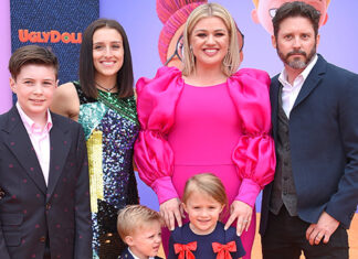 Kelly Clarkson’s Kids River Rose & Remington Alexander Snuggle – Hollywood Life