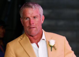 Text messages have Brett Favre in hot water again