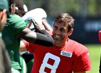 Aaron Rodgers connects with Allen Lazard for big Jets play
