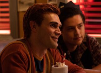 Why Riverdale's Jughead & Archie Didn't Kiss Amid Quad Reveal