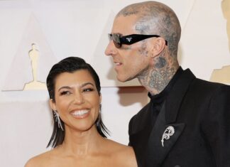 Travis Barker Kisses Pregnant Kourtney Kardashian's Bare Baby Bump