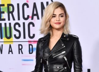 Selena Gomez Rocks Leather Skirt With Friends: Photo – Hollywood Life