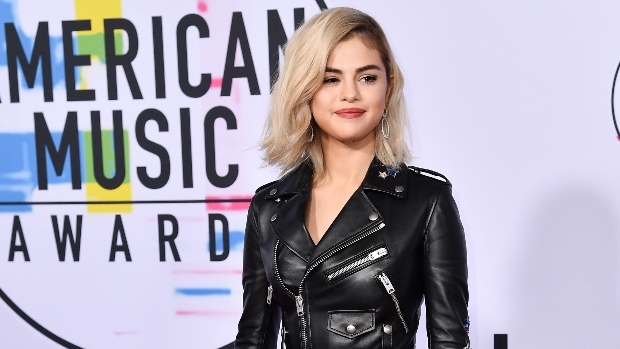 selena-gomez-leather-mini-skirt-ss-ftr.jpg