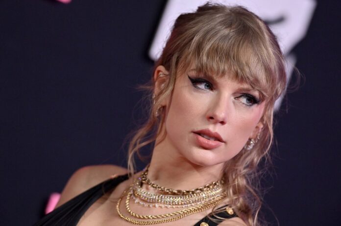 03-taylor-swift-red-carpet-a-billboard-1548.jpg