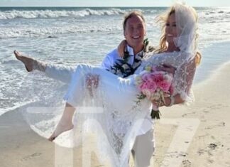 Lakers Owner Jeanie Buss Marries Comedian Jay Mohr in Malibu