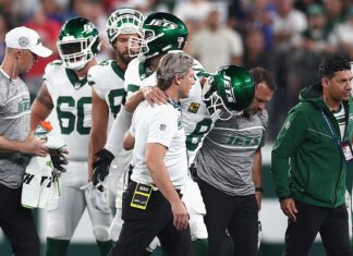 Aaron Rodgers Carried Off Field With Injury During First Career Jets Drive