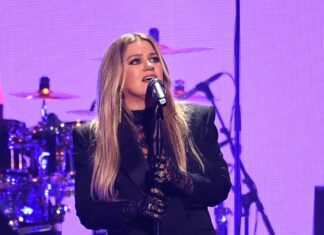 Kelly Clarkson Says Her “Boob’s Showing” During Wardrobe Malfunction