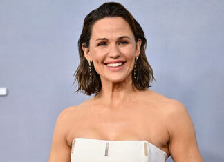 Jennifer Garner Helps Homeless Man in Wheelchair With New Shoes – Hollywood Life