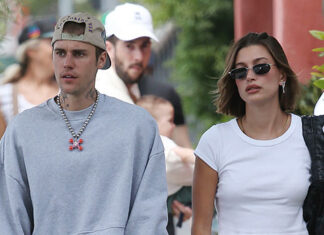 Justin & Hailey Bieber Cuddle At U.S. Open & Cheer On Coco Gauff – Hollywood Life