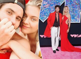 Kelsea Ballerini shares first message she sent to Chase Stokes