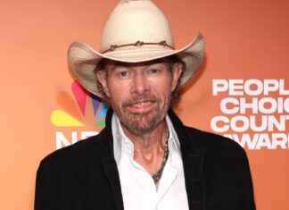 Toby Keith Calls Stomach Cancer Battle A ‘Roller Coaster’ At People’s Choice Country Awards