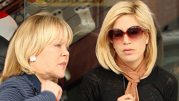 tori-spelling-celebrates-mom-candy-birthday-Ftr.jpg