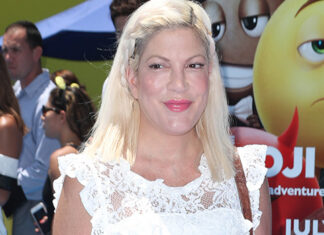 Tori Spelling Rocks Crop Top & Jeans on McDonalds Run: Photos – Hollywood Life
