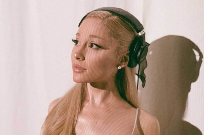 01-Ariana-Grande-cr-Shannon-Beveridge-billboard-1548.jpg
