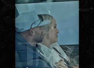 'Love is Blind' Izzy Zapata Handsy with Mystery Woman, Not Fiancée Stacy Snyder