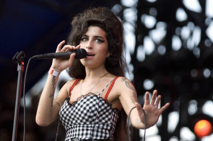 02-amy-winehouse-2007-billboard-1548.jpg
