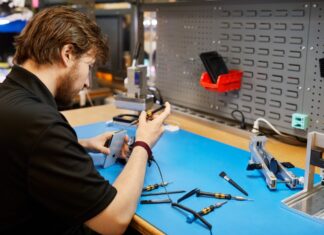 Apple, government officials lend support to federal right to repair law