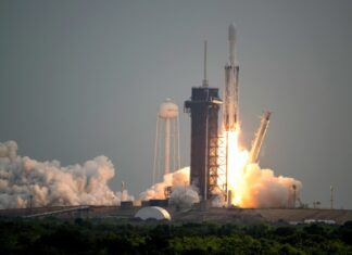SpaceX’s Falcon Heavy launches NASA Psyche mission to metal asteroid