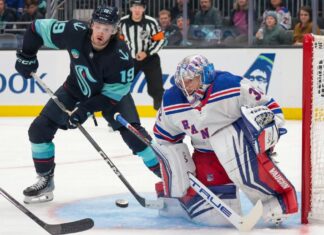 Jonathan Quick earns first win as a Ranger