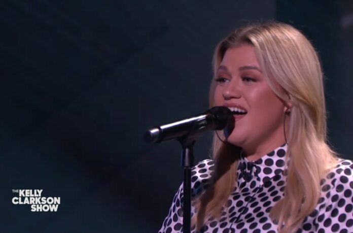 Kelly-Clarkson-Covers-Cant-Help-Falling-In-Love-By-Elvis-Presley-_-Kellyoke-screenshot-billboard-1548.jpg