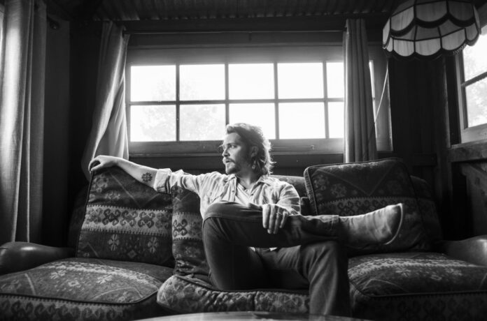 Luke-Grimes-cr-Manuel-Mancilla-screenshot-billboard-1548.jpg