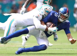 Daniel Jones leaves with neck injury as Giants’ woes get worse
