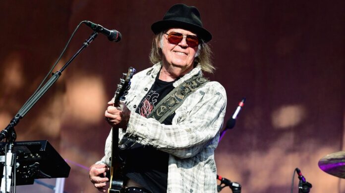 Neil-Young-2019-london-billboard-pro-1260.jpg