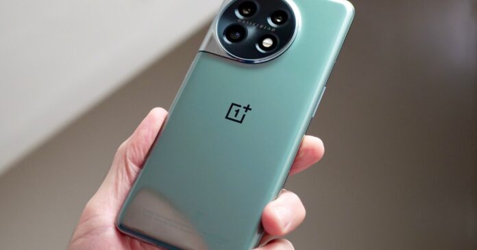 OnePlus-11-Back-in-Hand.jpg