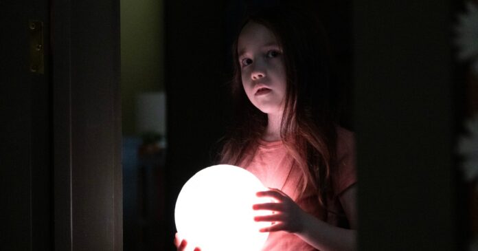 Vivien-Lyra-Blair-holds-a-moon-light-in-The-Boogeyman.jpg