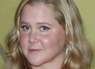 Amy Schumer Shares Hospital Photo With IV in Arm & Warns Young People – Hollywood Life